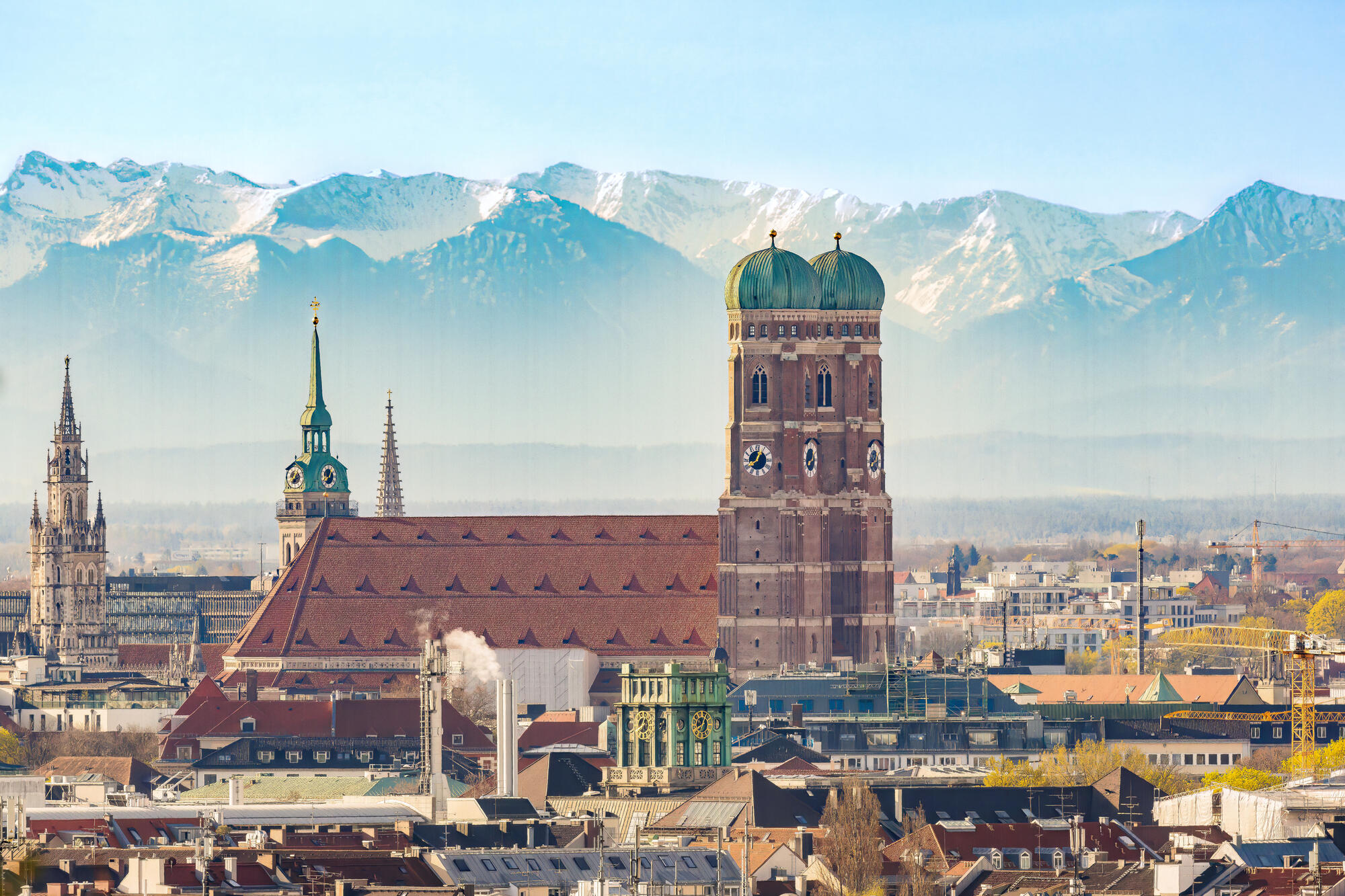 Frauenkirche mit Alpenpanorama.