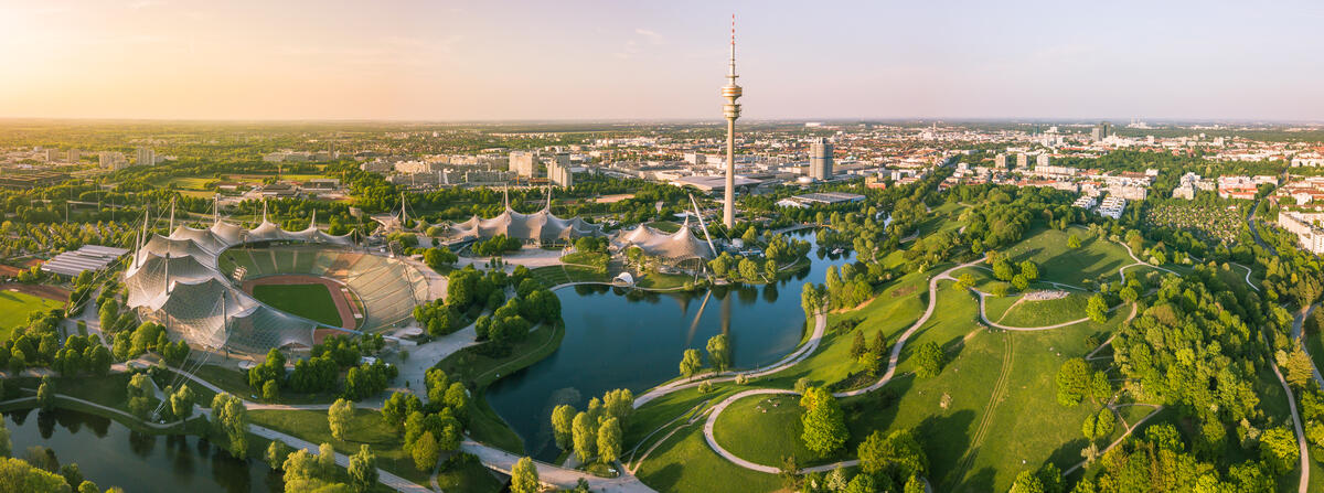 Grüner Olympiapark im Abendlicht.