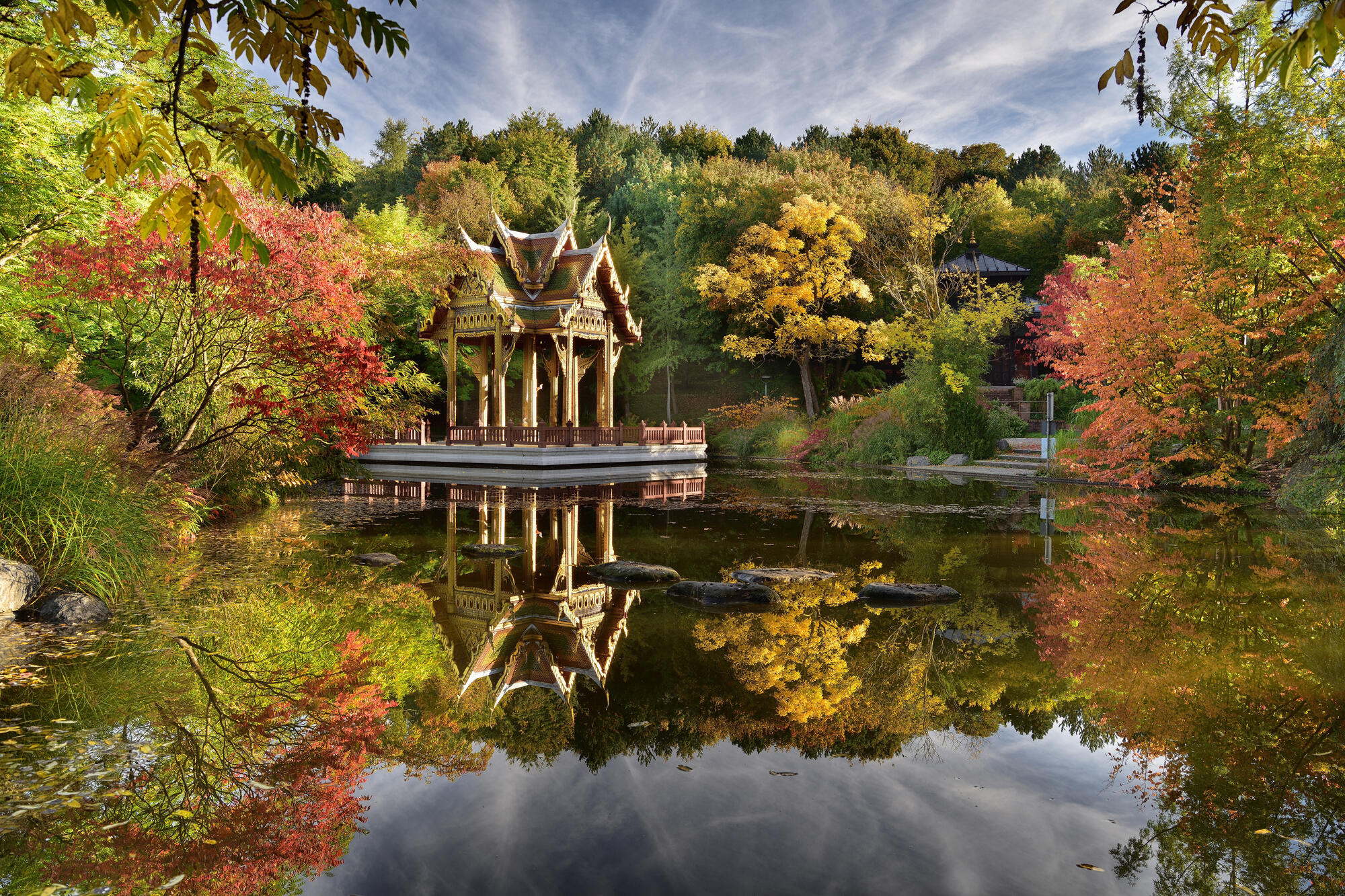 Herbstfarben an der Thai-Sala im Westpark.
