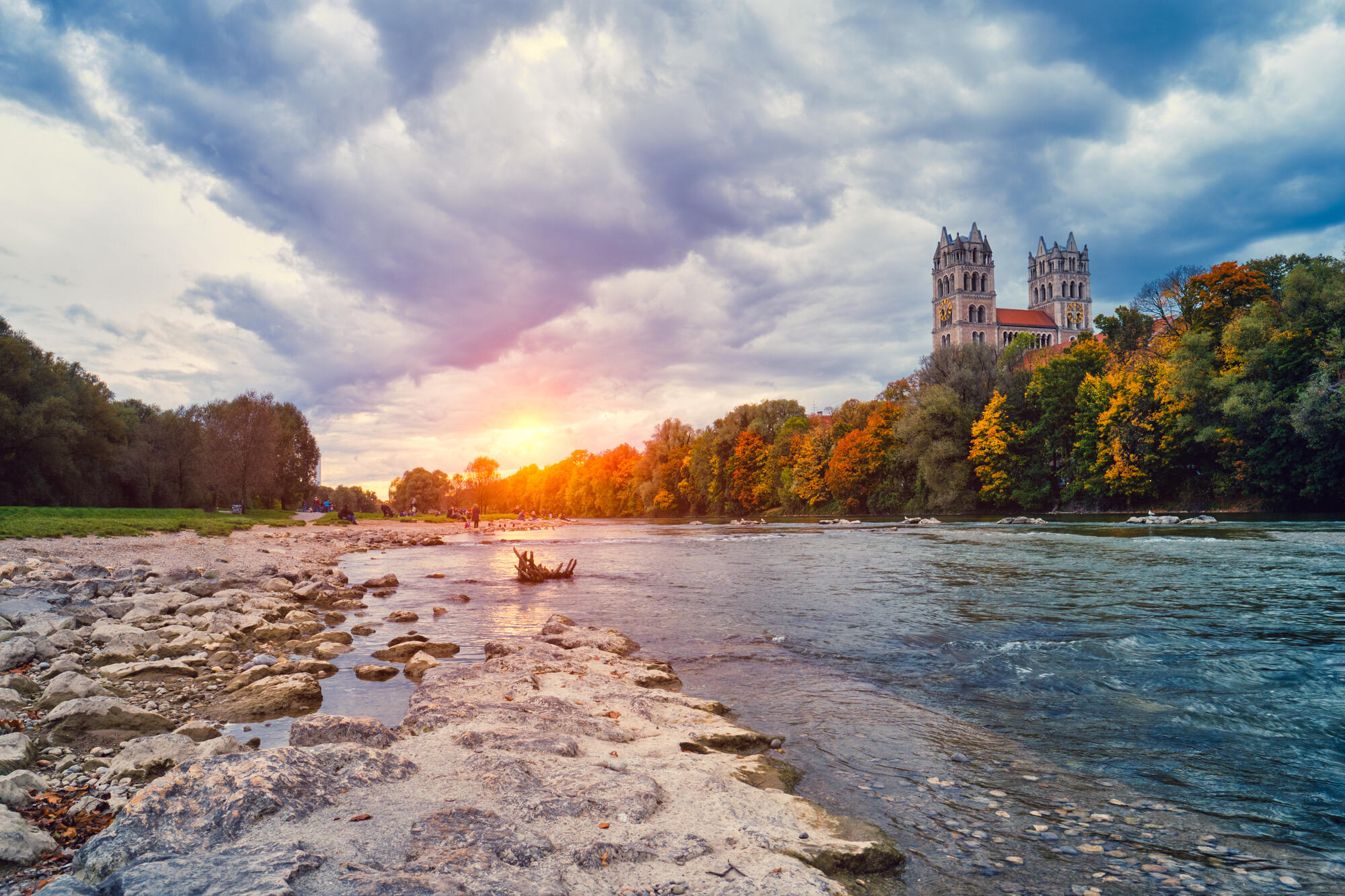 Isar und St. Maximilian im Herbstlicht.