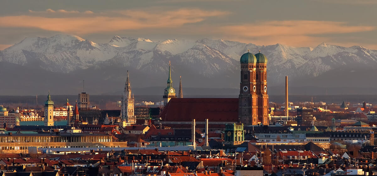 München vor den schneebedeckten Alpen.
