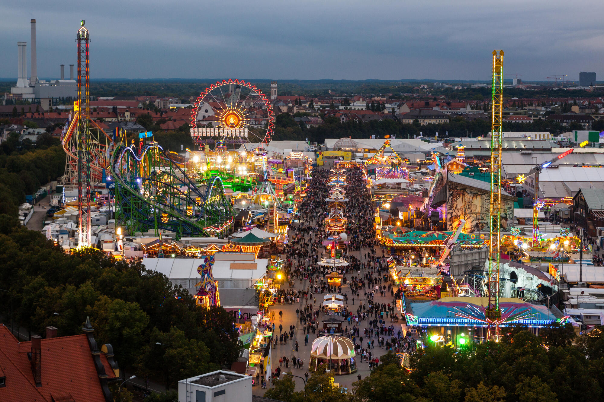 Oktoberfest in der Dämmerung.
