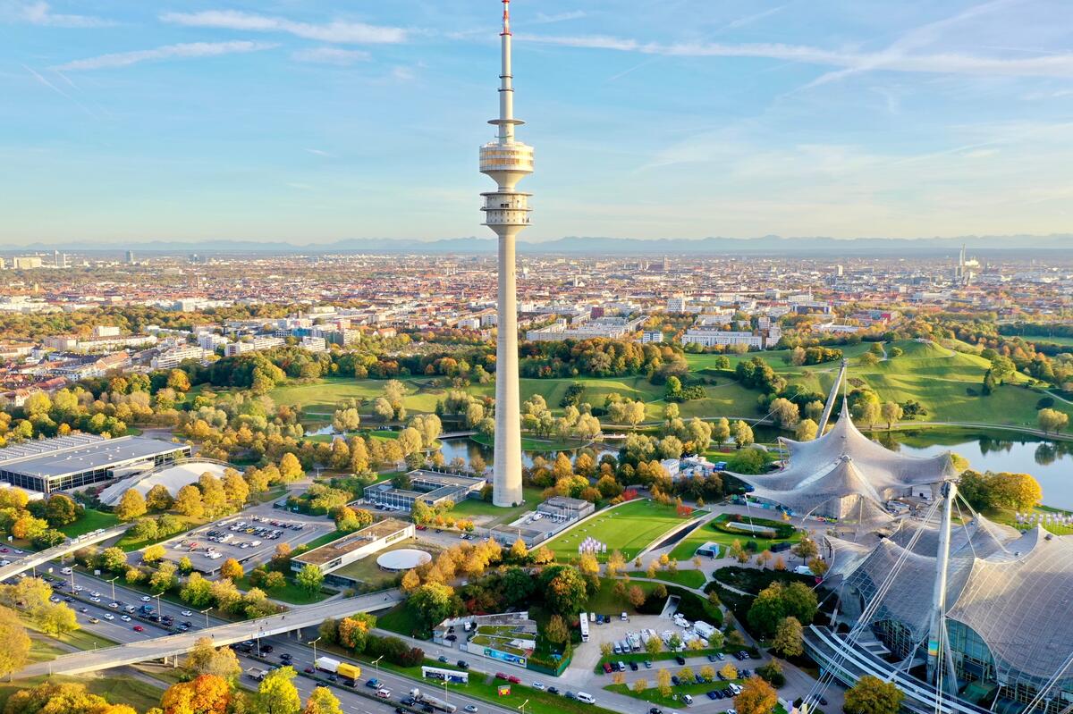 Olympiaturm und Olympiadächer von oben.