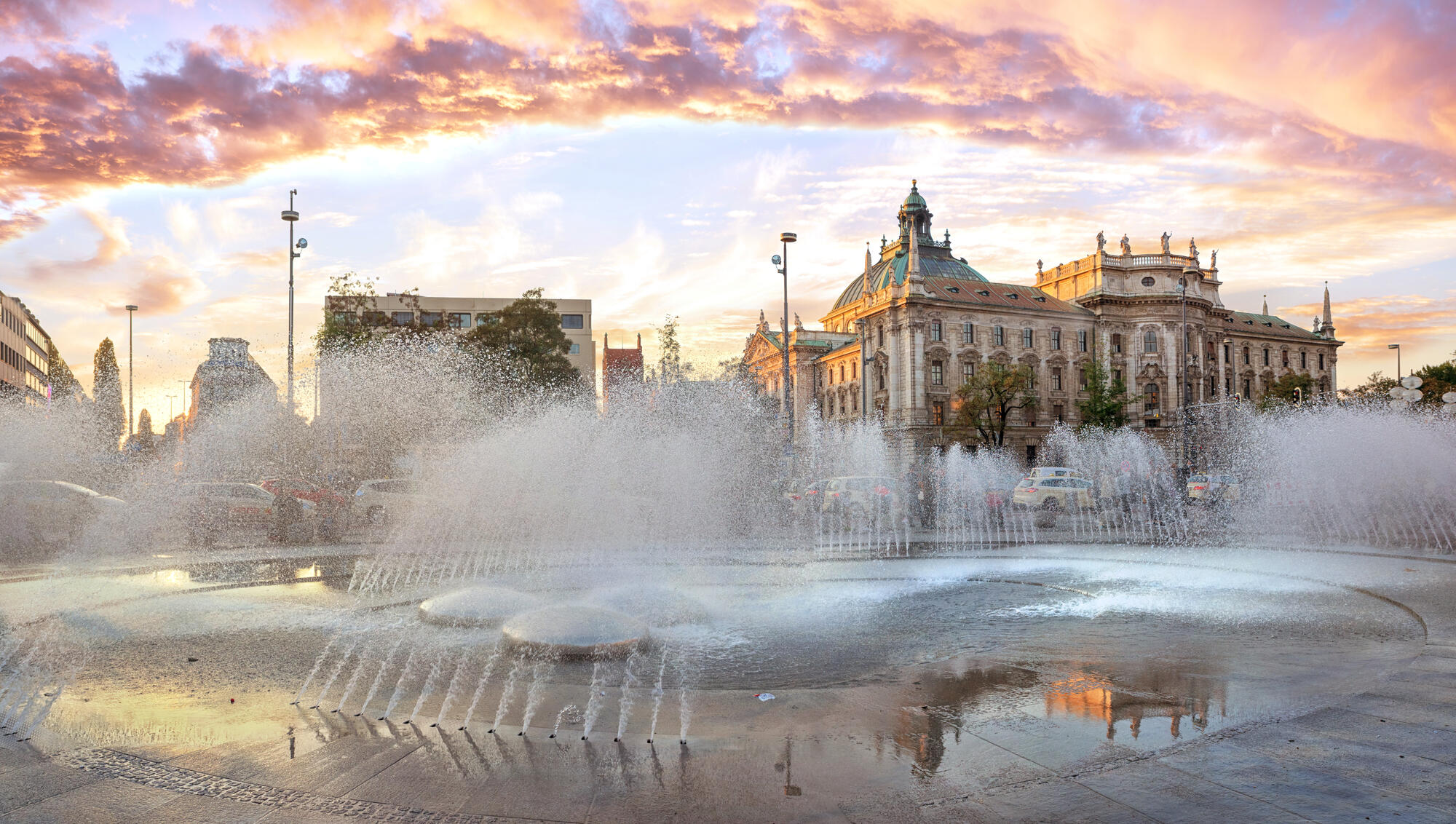 Stachusbrunnen im warmen Abendlicht.