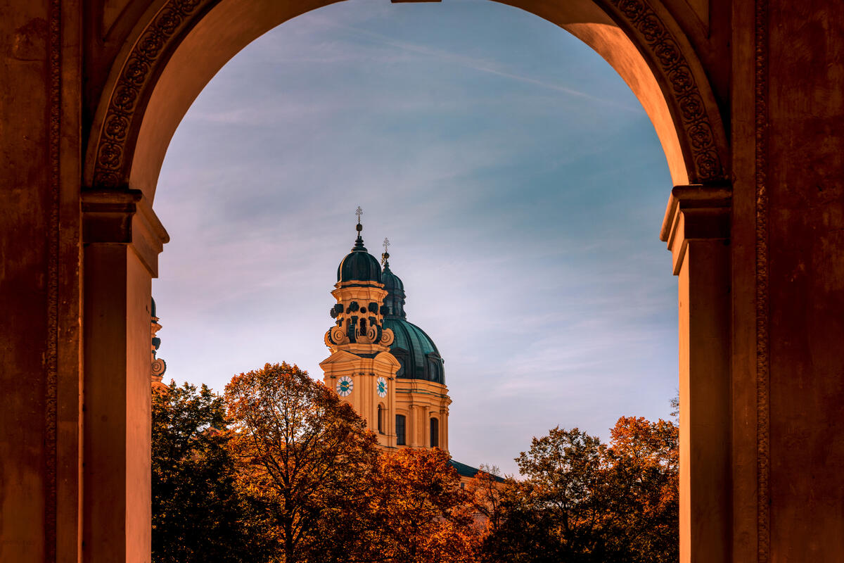 Theatinerkirche durch einen Bogen im Hofgarten.