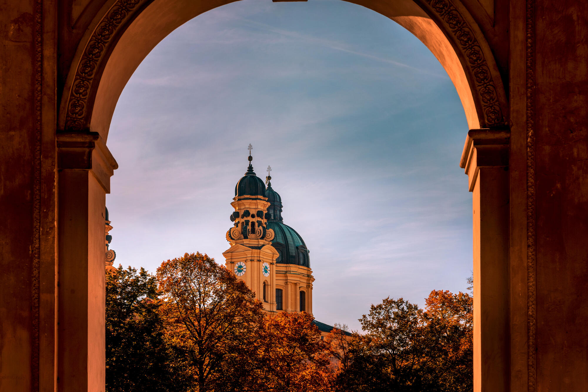 Theatinerkirche durch einen Bogen im Hofgarten.