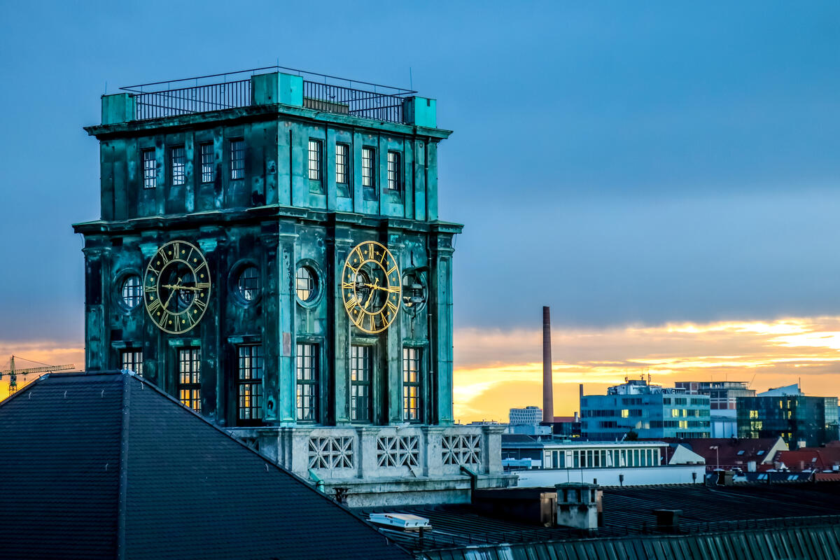 Uhrturm der Technischen Universität München.