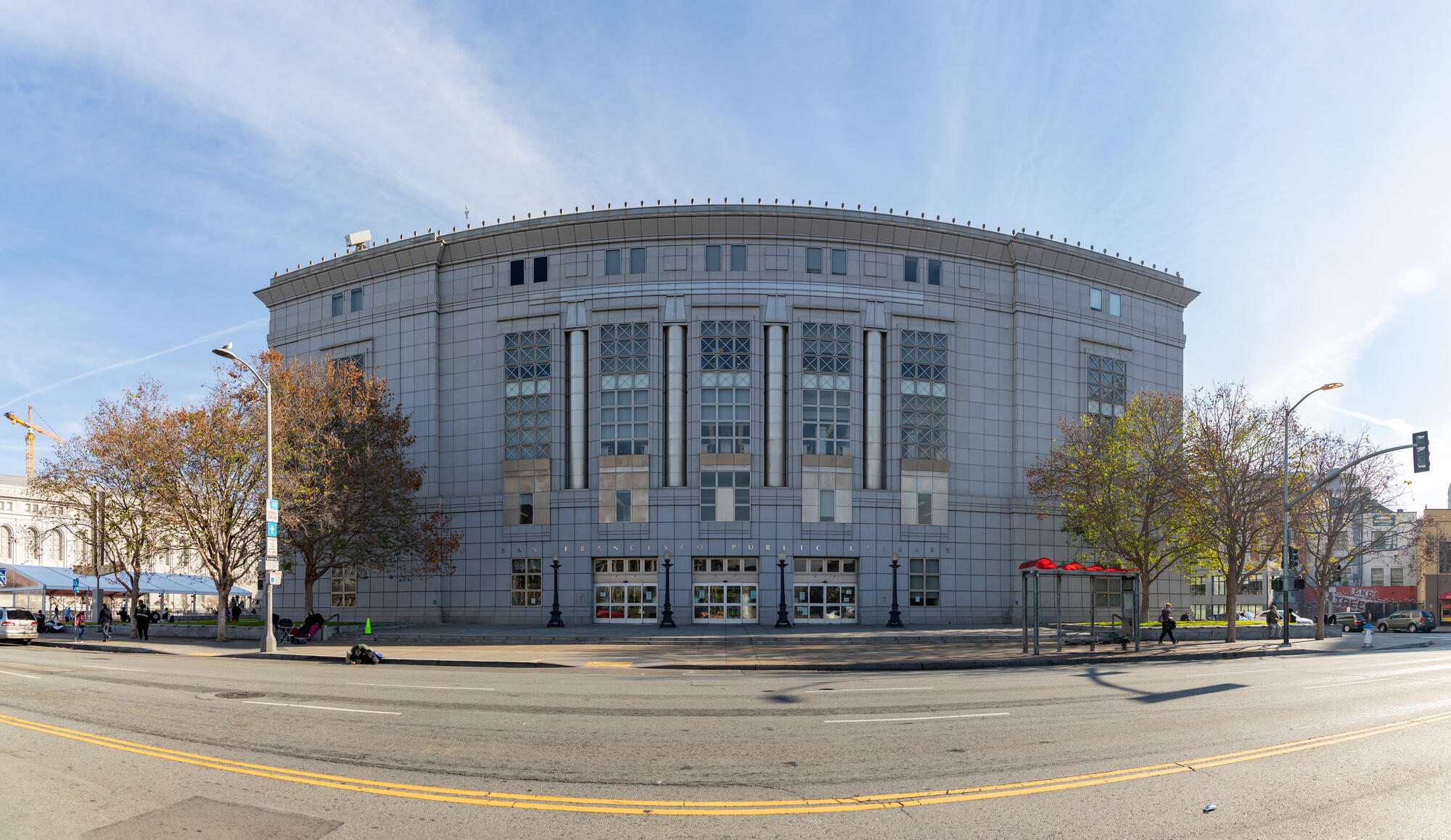Die breite, helle Fassade der San Francisco Public Library ist durch hohe Fensterfelder und schlanke Säulen gegliedert.