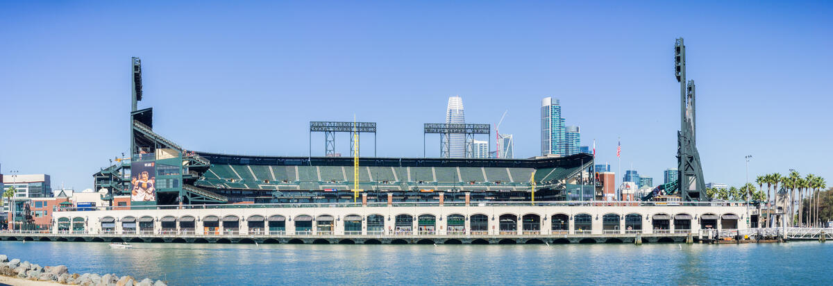 Die Aufnahme von 2017 zeigt den heutigen Oracle Park mit Arkaden, Tribünen und Flutlichtmasten direkt am Wasser.