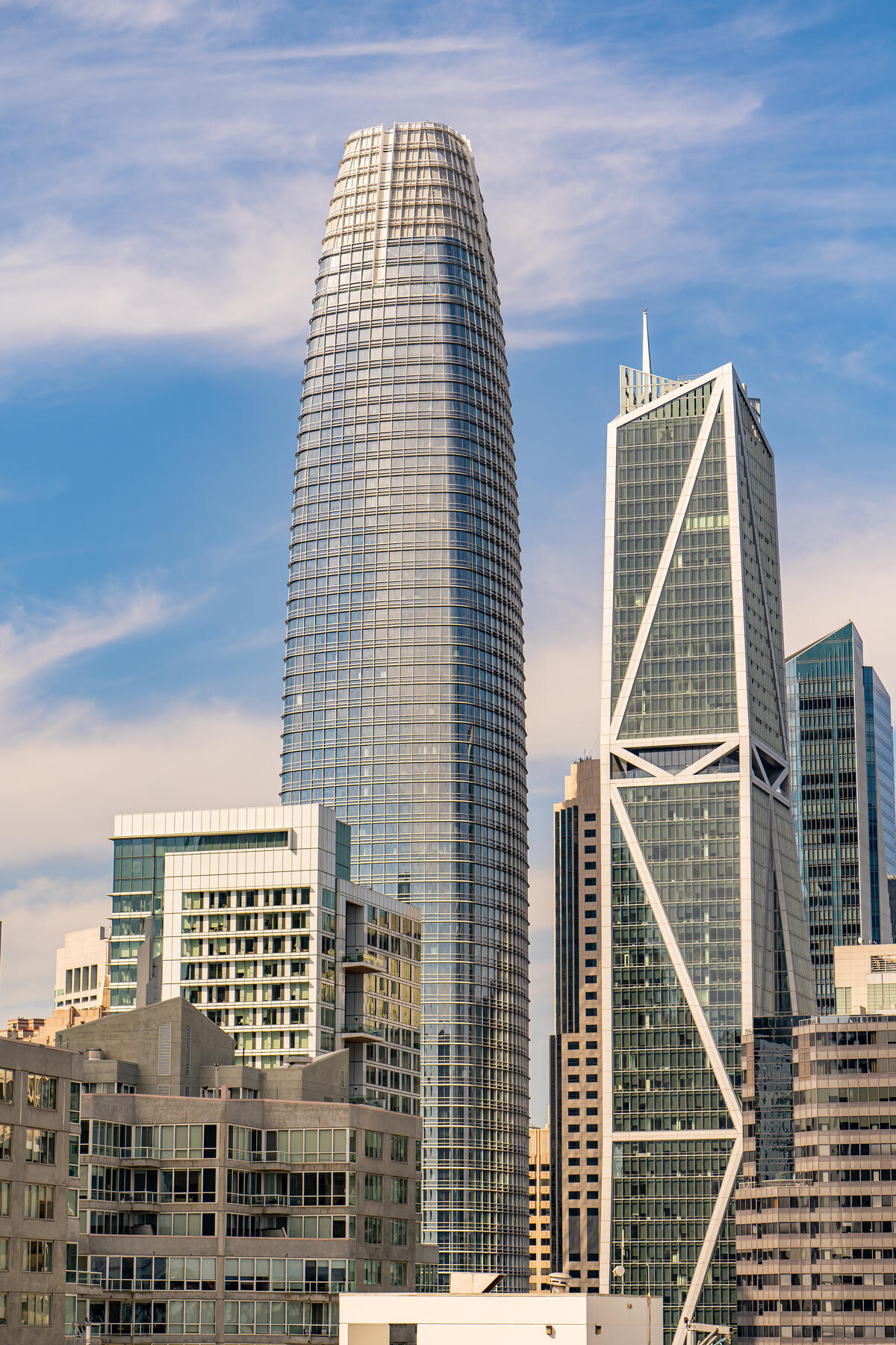 Der rund zulaufende Salesforce Tower steht neben den markanten diagonalen Streben des Hochhauses 181 Fremont.