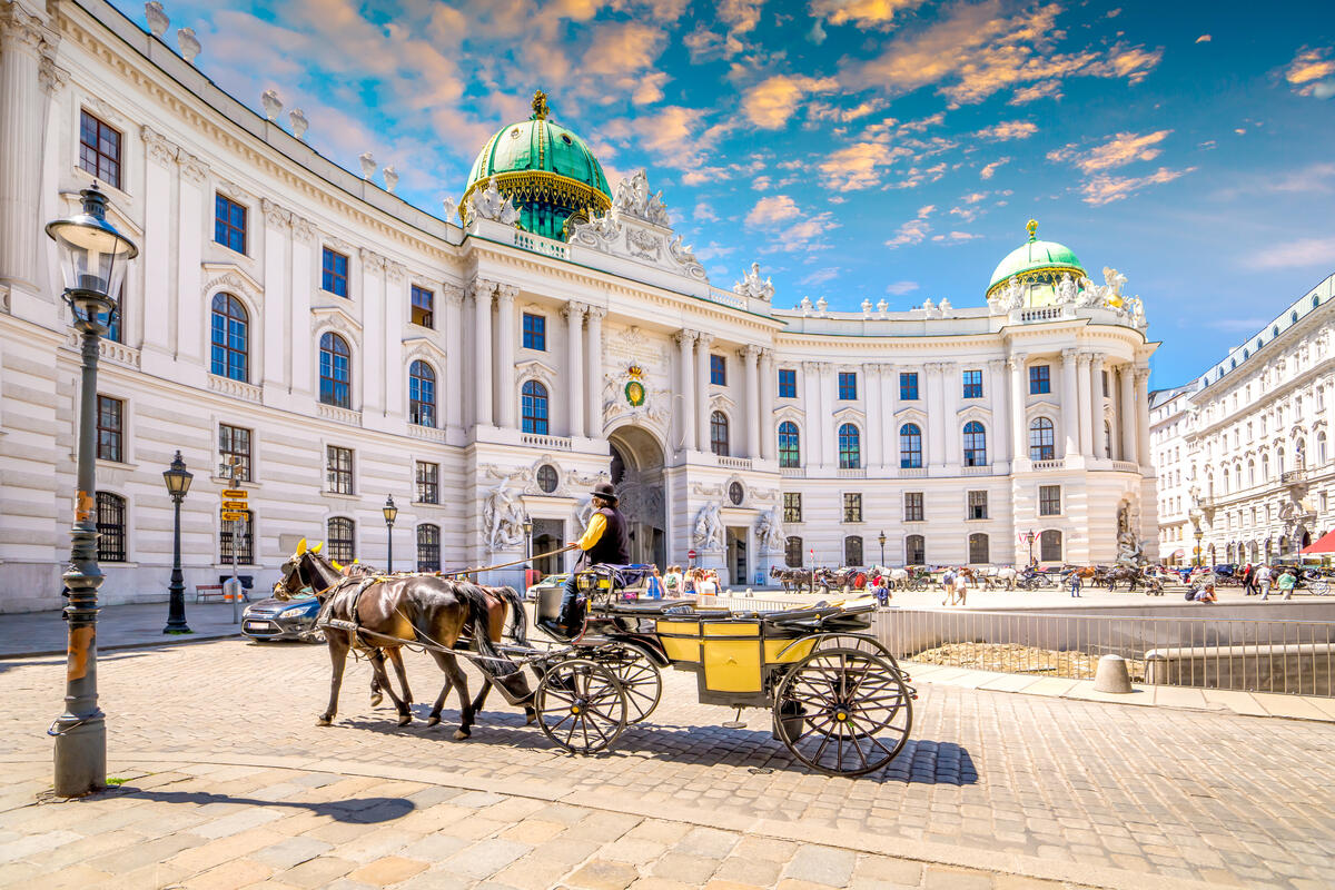 Fiaker auf dem Michaelerplatz vor der Hofburg in Wien.