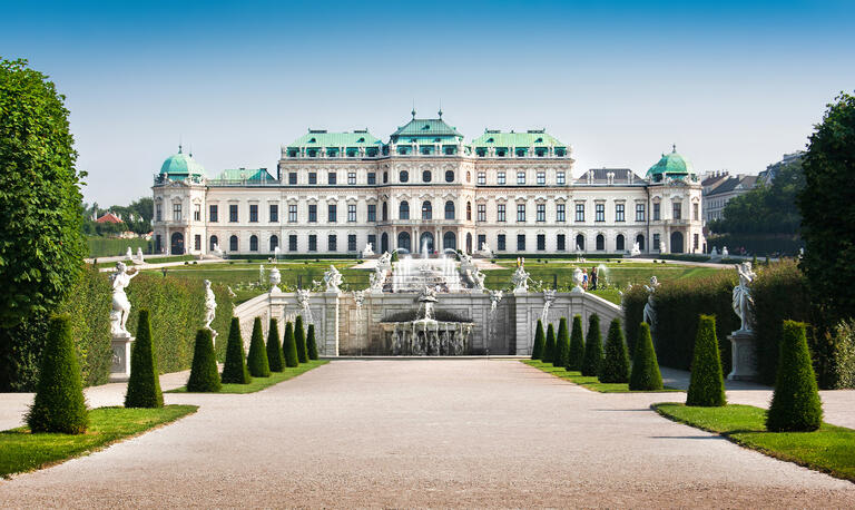 Das Obere Belvedere in Wien über dem terrassierten Garten mit Brunnen und geschnittenen Hecken.