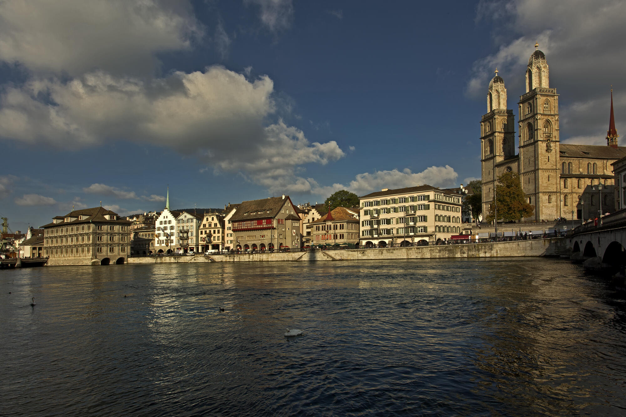 Grossmünster und Häuser am Limmatquai in Zürich, vom gegenüberliegenden Ufer aus gesehen.