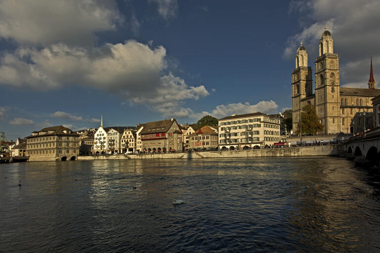 Grossmünster und Häuser am Limmatquai in Zürich, vom gegenüberliegenden Ufer aus gesehen.